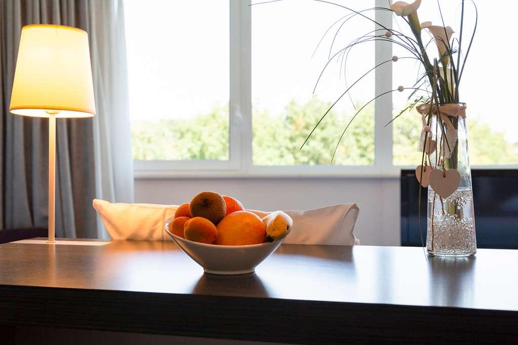 The Originals Boutique Hotel Restaurant Saint James, Montaigu-Vendee Ausstattung foto